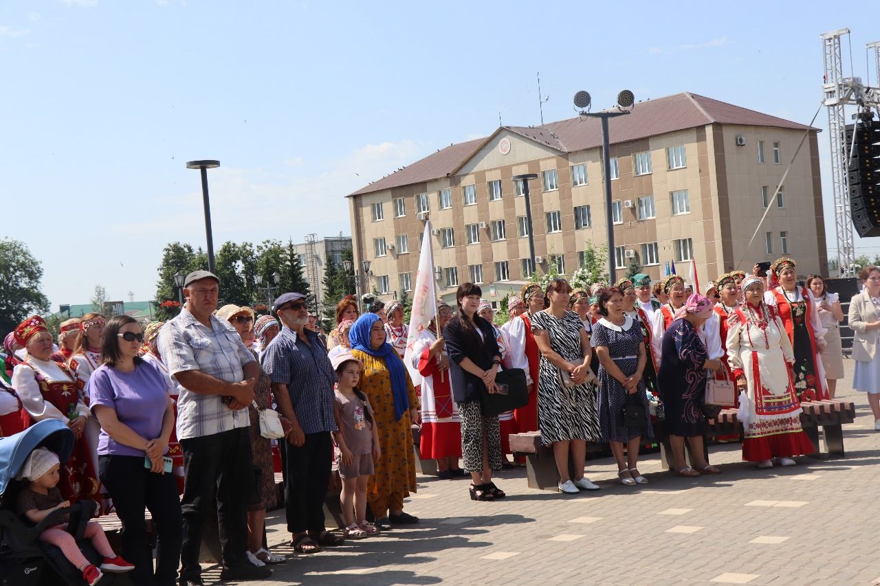 Многонациональный Нурлат отметил День России Парадом дружбы народов