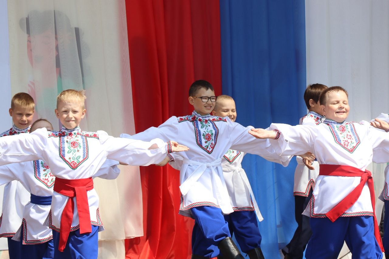 Многонациональный Нурлат отметил День России Парадом дружбы народов