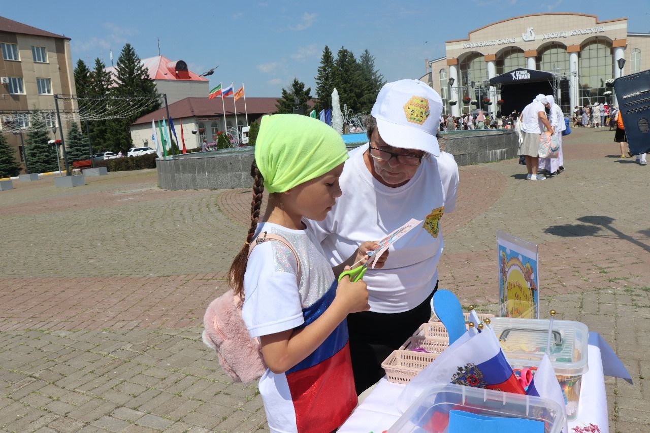 День России нурлатцы отпраздновали на центральной площади города