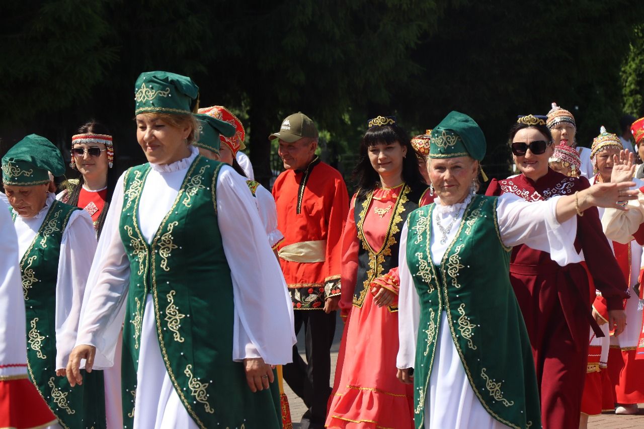 Многонациональный Нурлат отметил День России Парадом дружбы народов