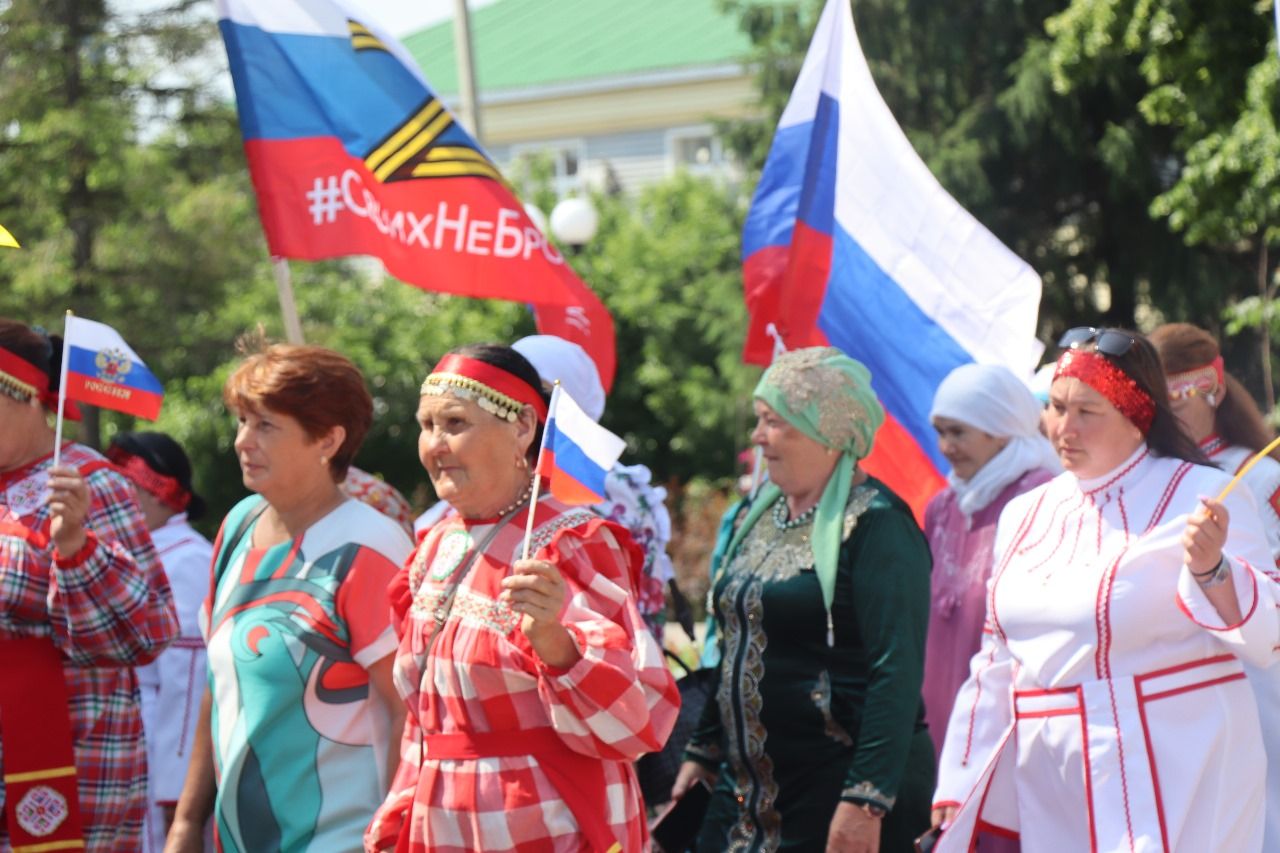 Многонациональный Нурлат отметил День России Парадом дружбы народов