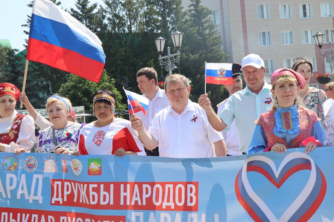 Многонациональный Нурлат отметил День России Парадом дружбы народов