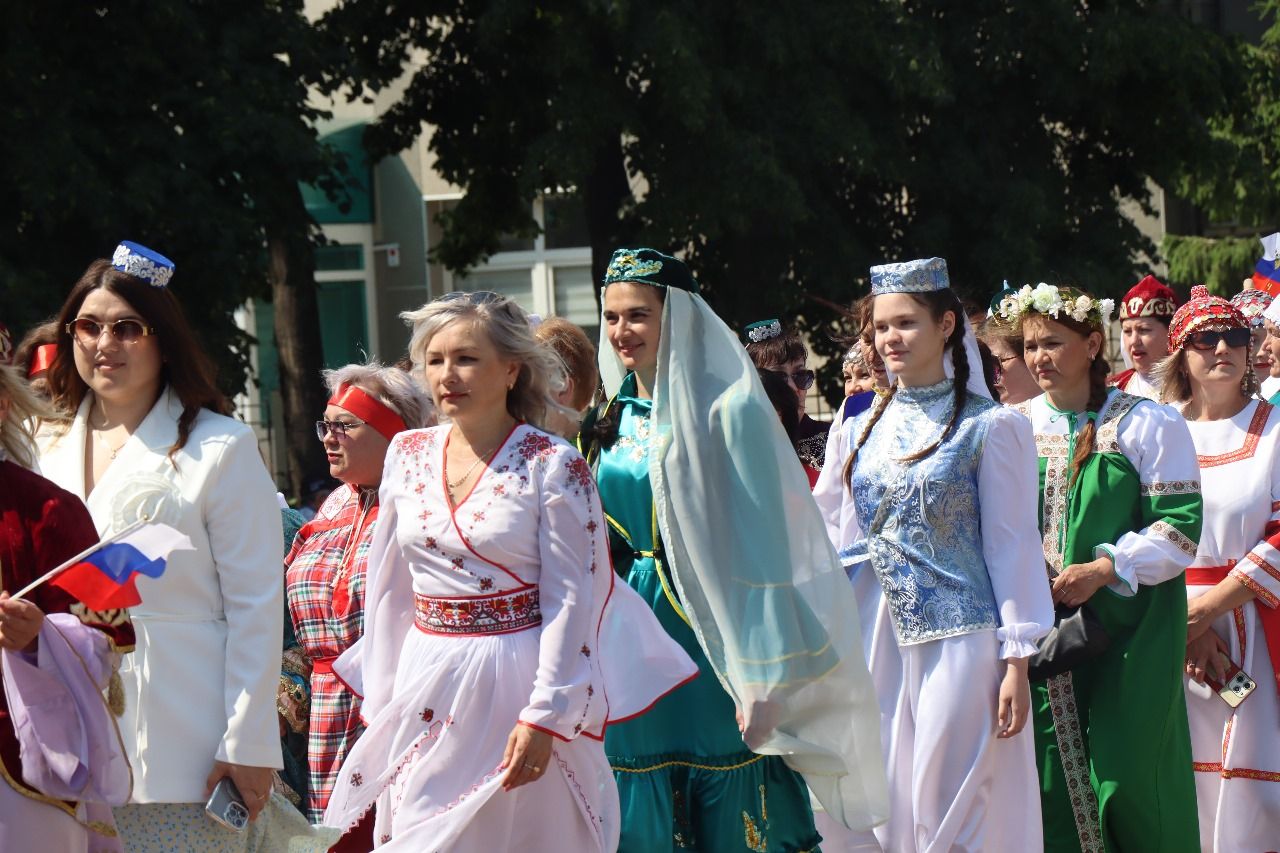 Многонациональный Нурлат отметил День России Парадом дружбы народов