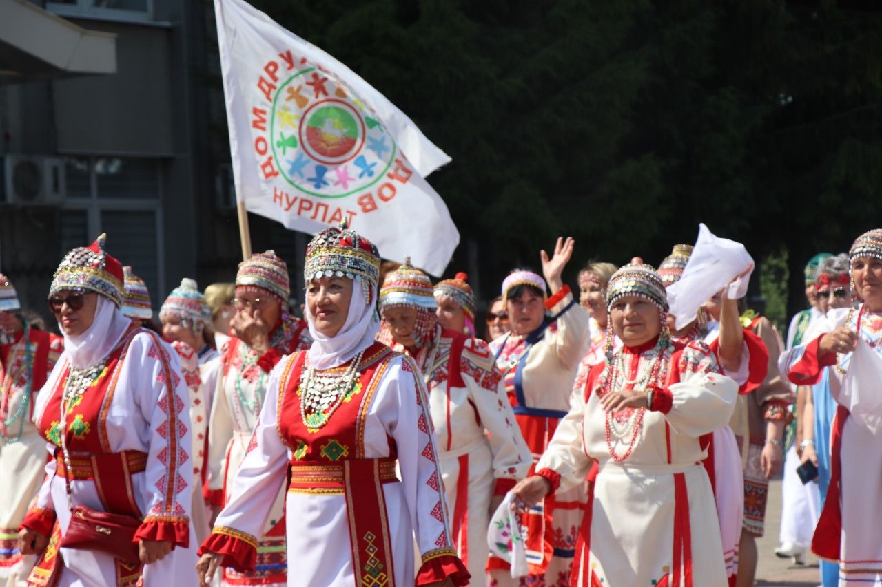 Многонациональный Нурлат отметил День России Парадом дружбы народов