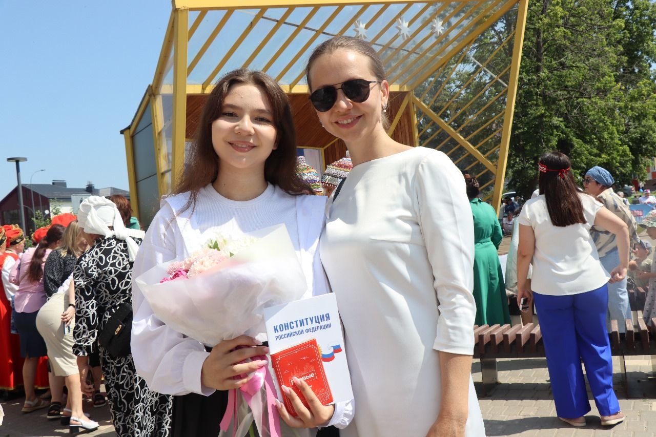 В День России юные нурлатцы получили свой первый паспорт