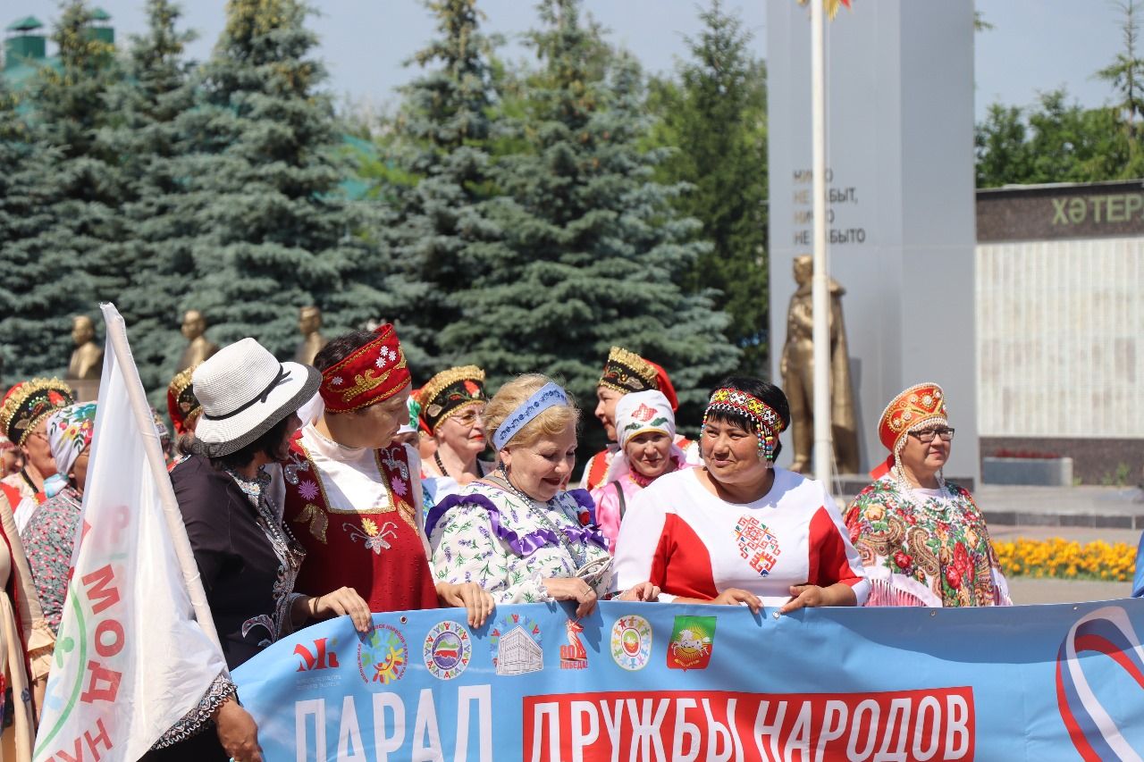 Многонациональный Нурлат отметил День России Парадом дружбы народов