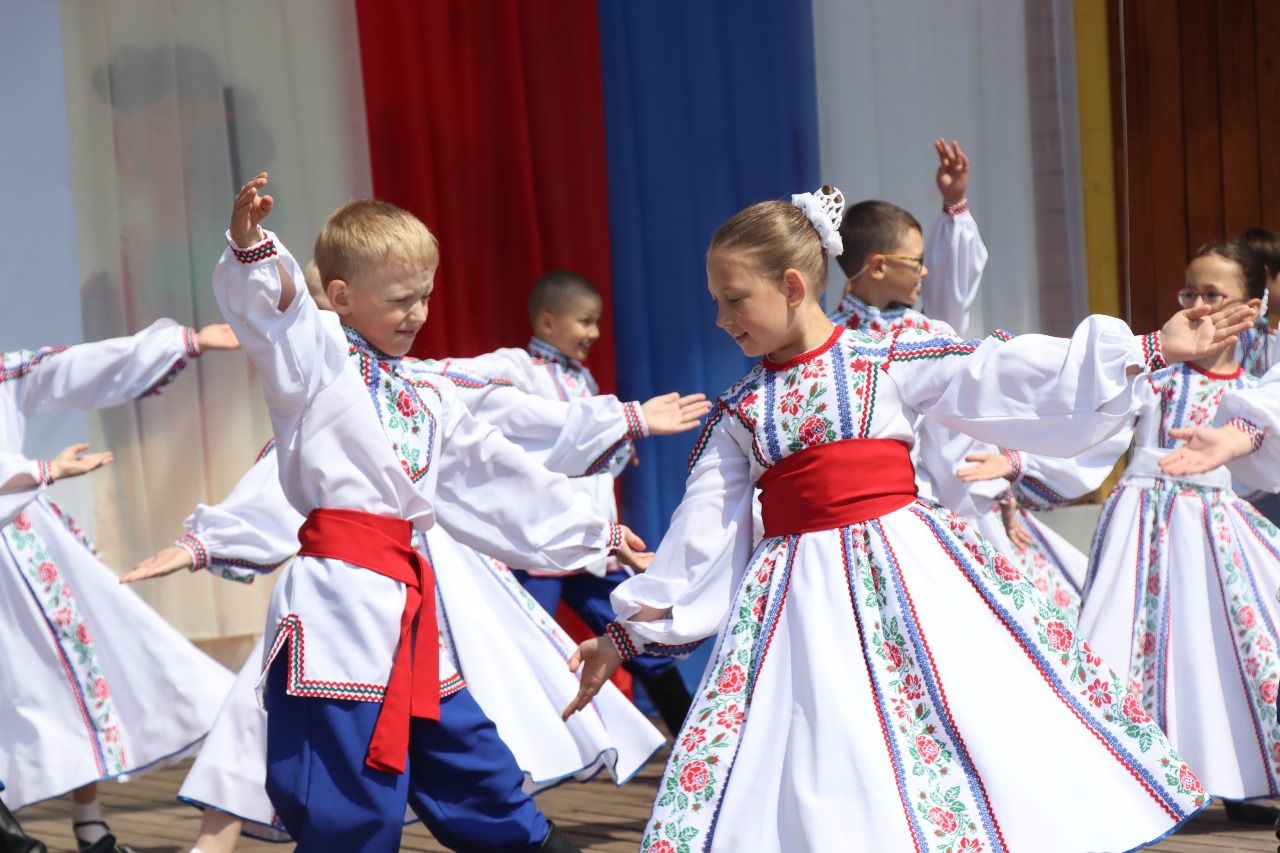 Многонациональный Нурлат отметил День России Парадом дружбы народов