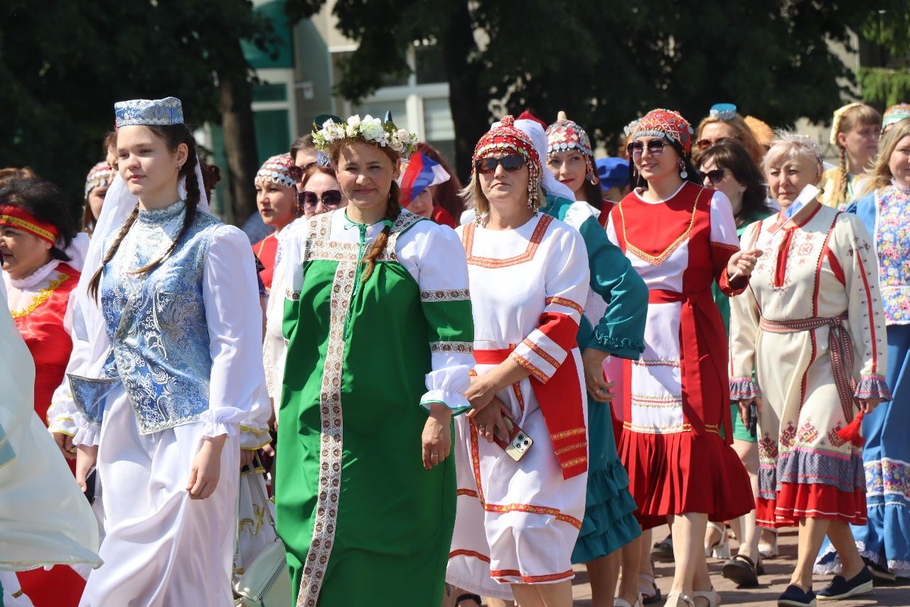 Многонациональный Нурлат отметил День России Парадом дружбы народов