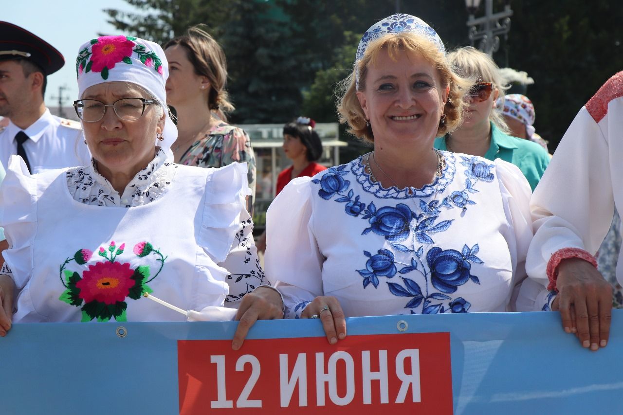 Многонациональный Нурлат отметил День России Парадом дружбы народов