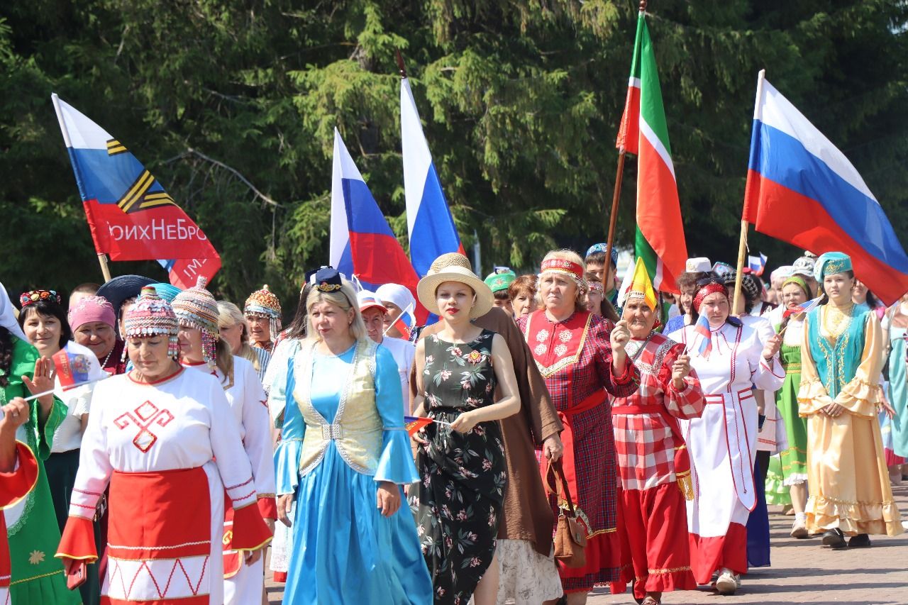 Многонациональный Нурлат отметил День России Парадом дружбы народов
