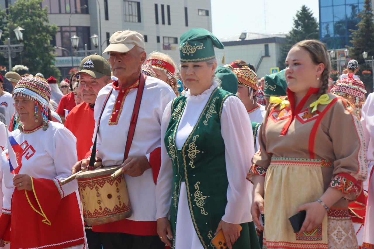 Многонациональный Нурлат отметил День России Парадом дружбы народов
