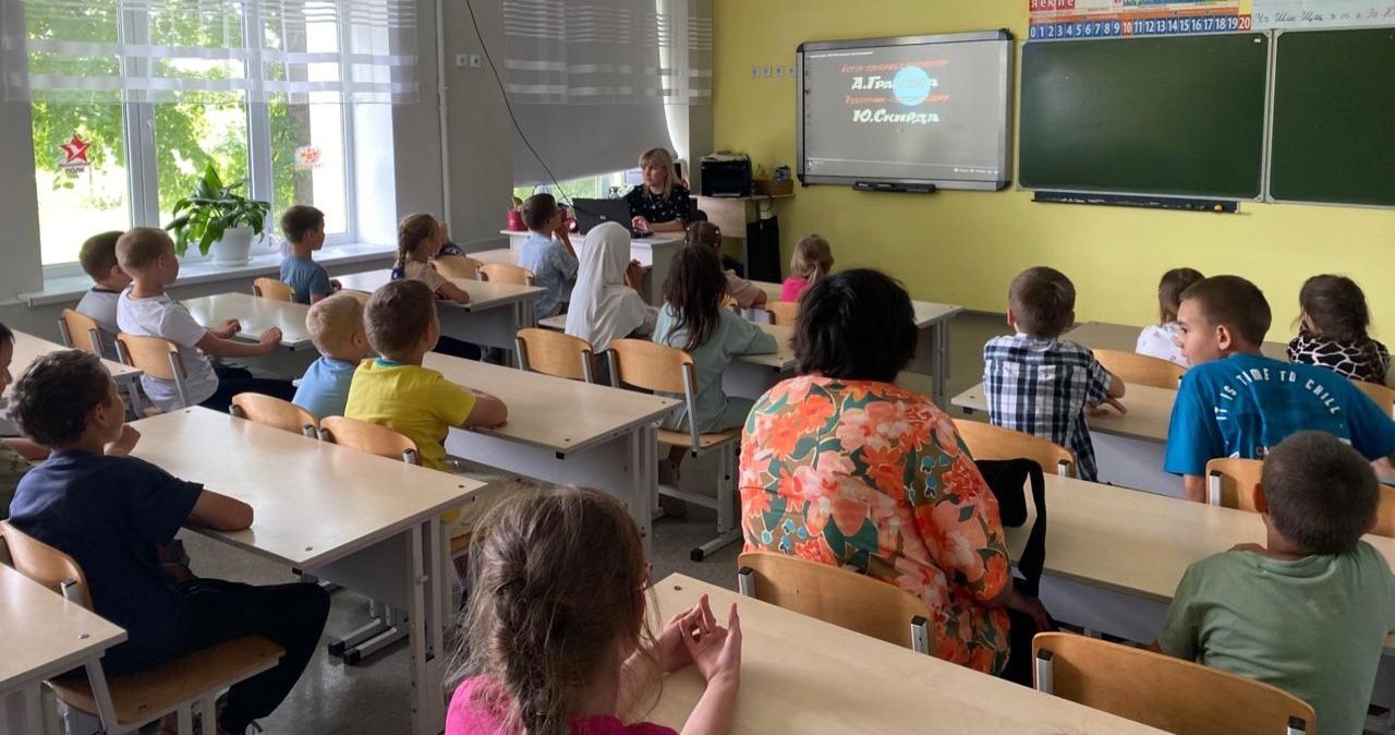 Яркий праздник в честь Дня России: воспитанники лагеря «Солнышко» провели насыщенный патриотический день