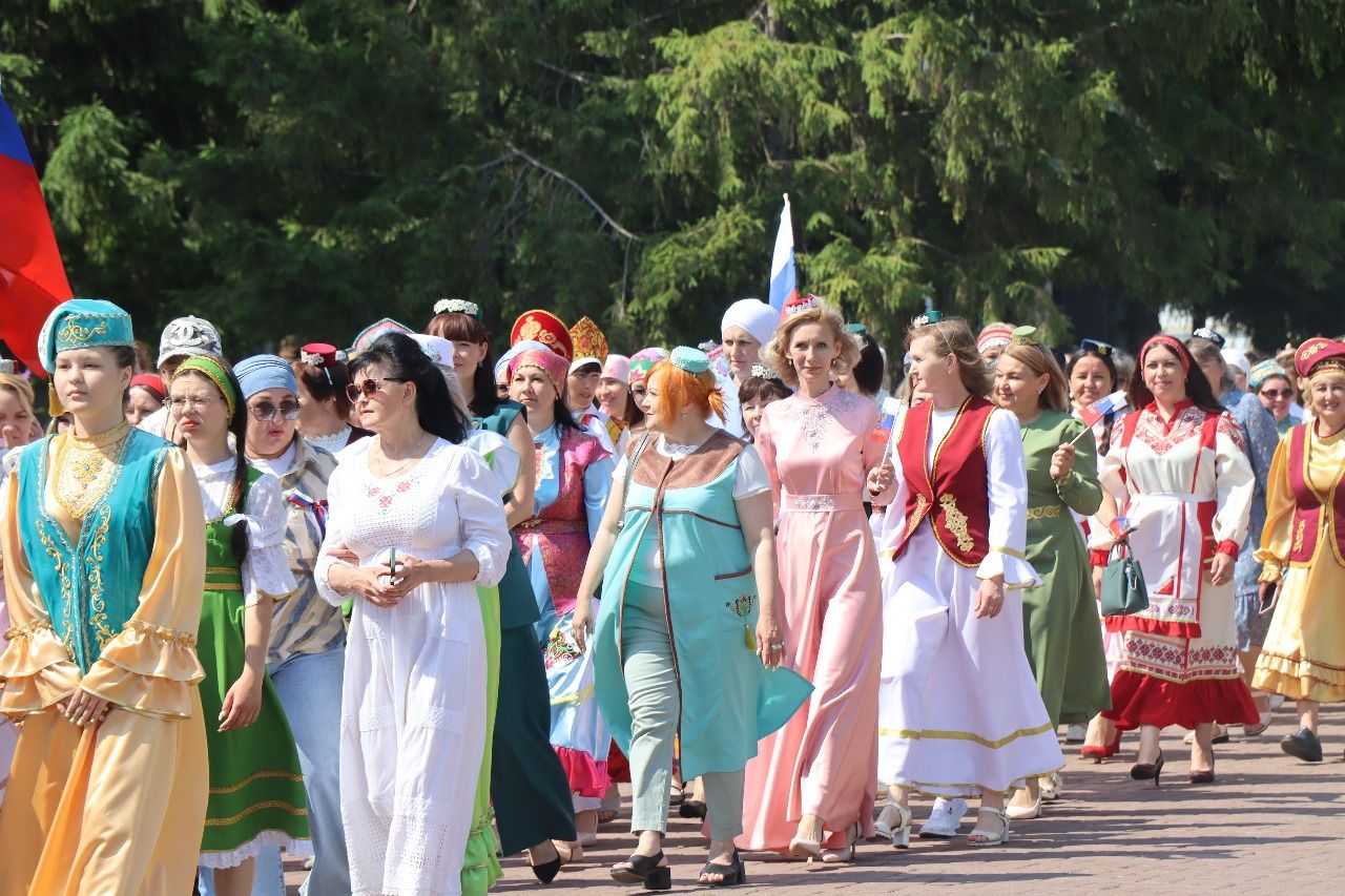 Многонациональный Нурлат отметил День России Парадом дружбы народов