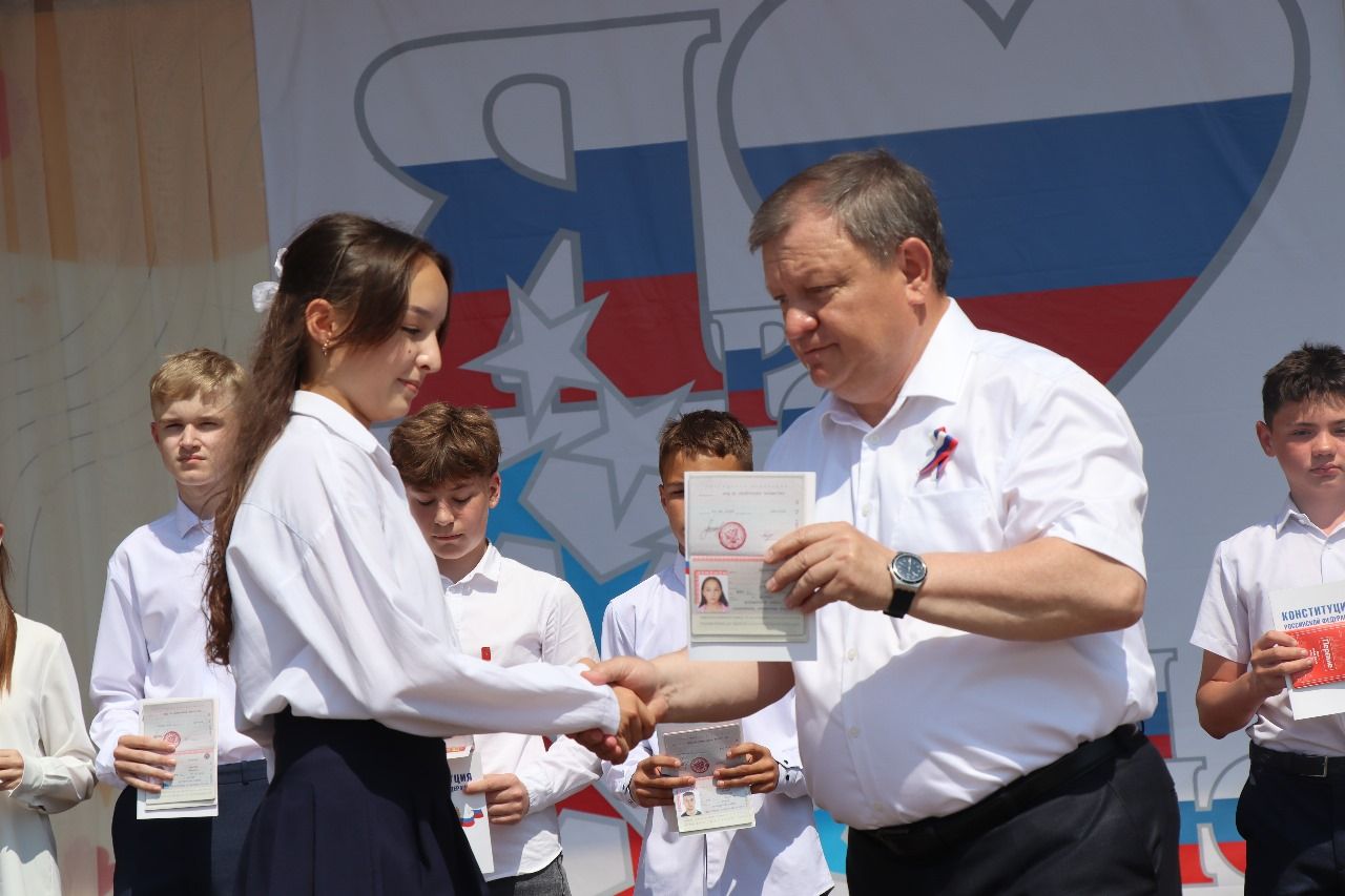 В День России юные нурлатцы получили свой первый паспорт