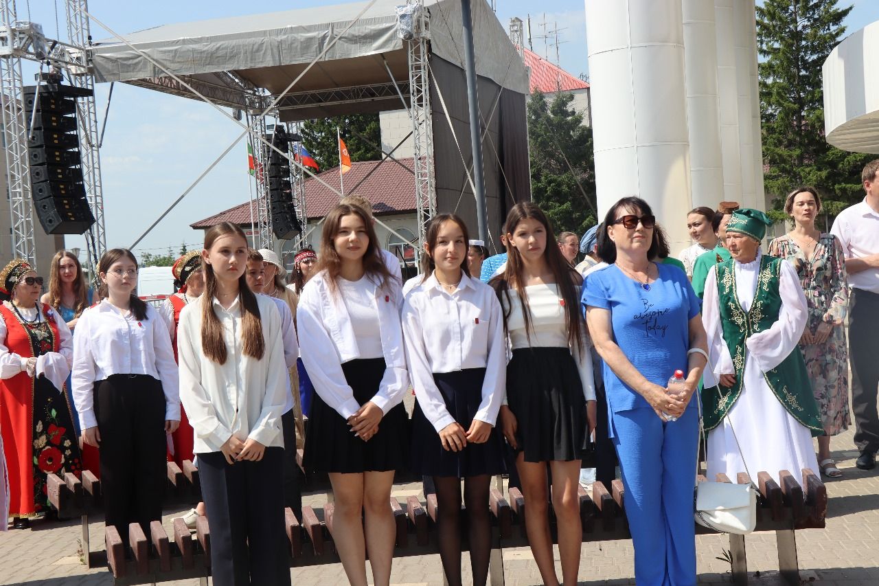 Многонациональный Нурлат отметил День России Парадом дружбы народов