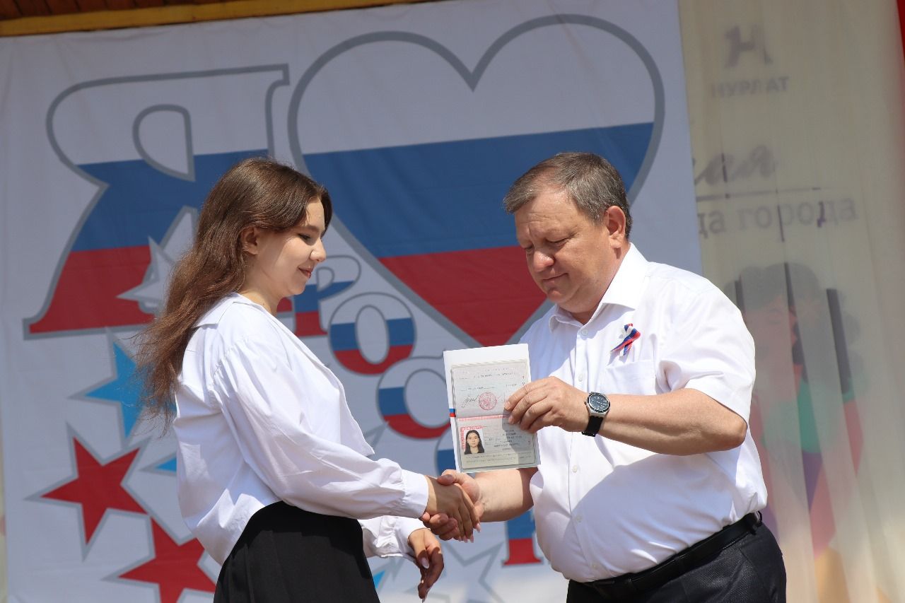 В День России юные нурлатцы получили свой первый паспорт