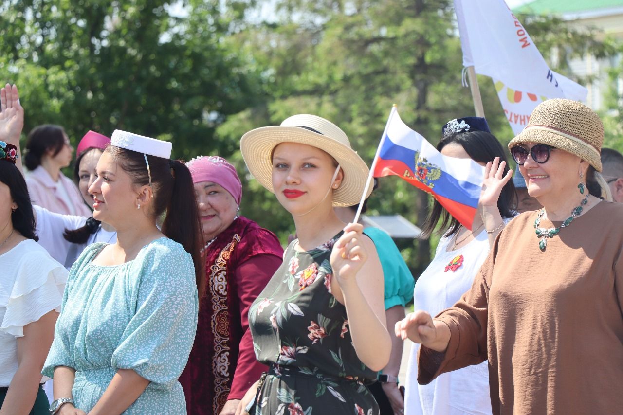 Многонациональный Нурлат отметил День России Парадом дружбы народов