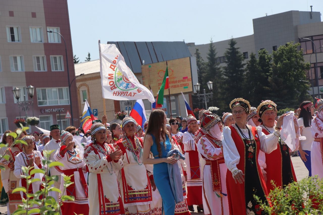Многонациональный Нурлат отметил День России Парадом дружбы народов