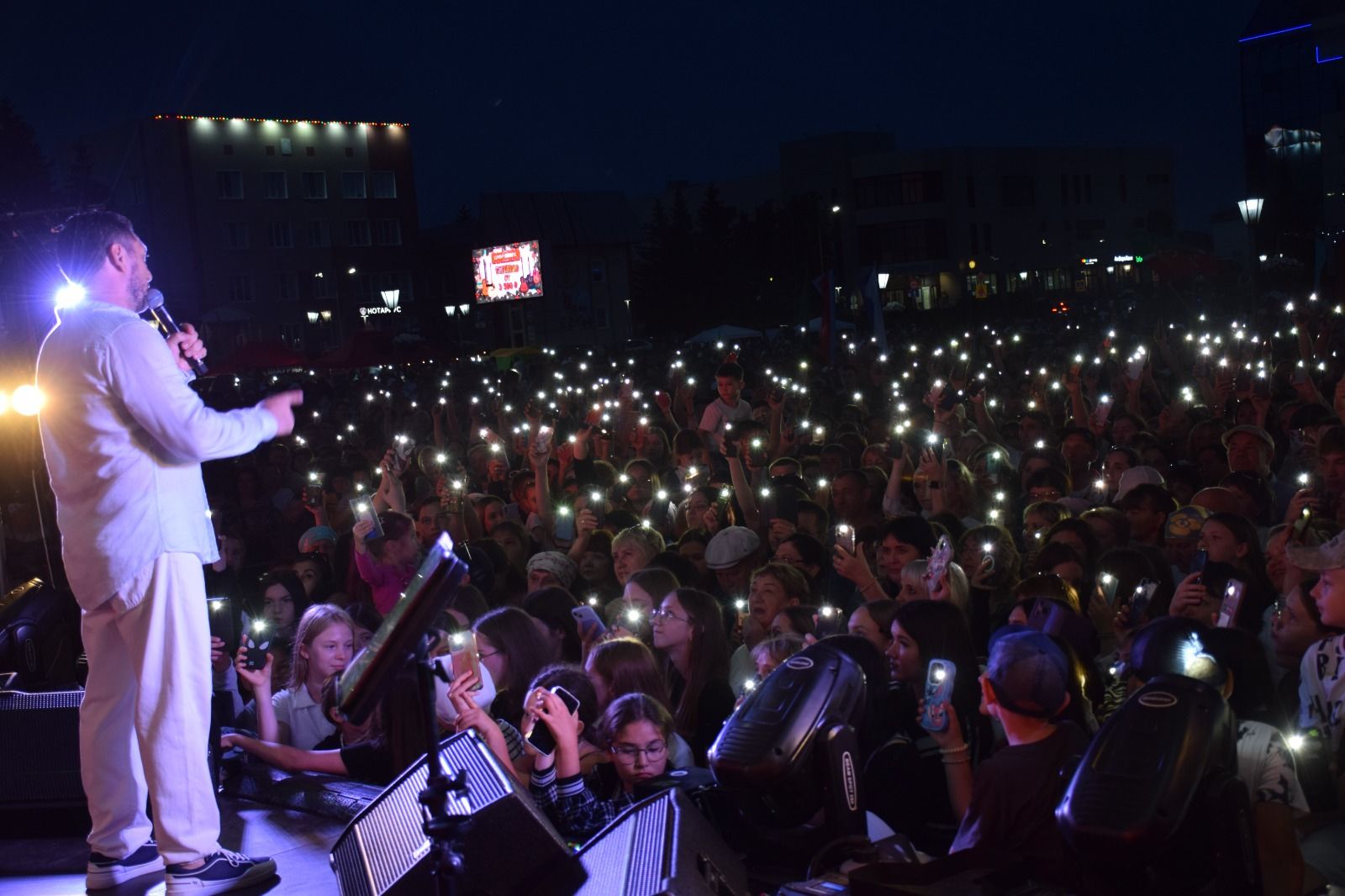 В Нурлате Фирдус Тямаев дал большой благотворительный концерт (+фоторепортаж)