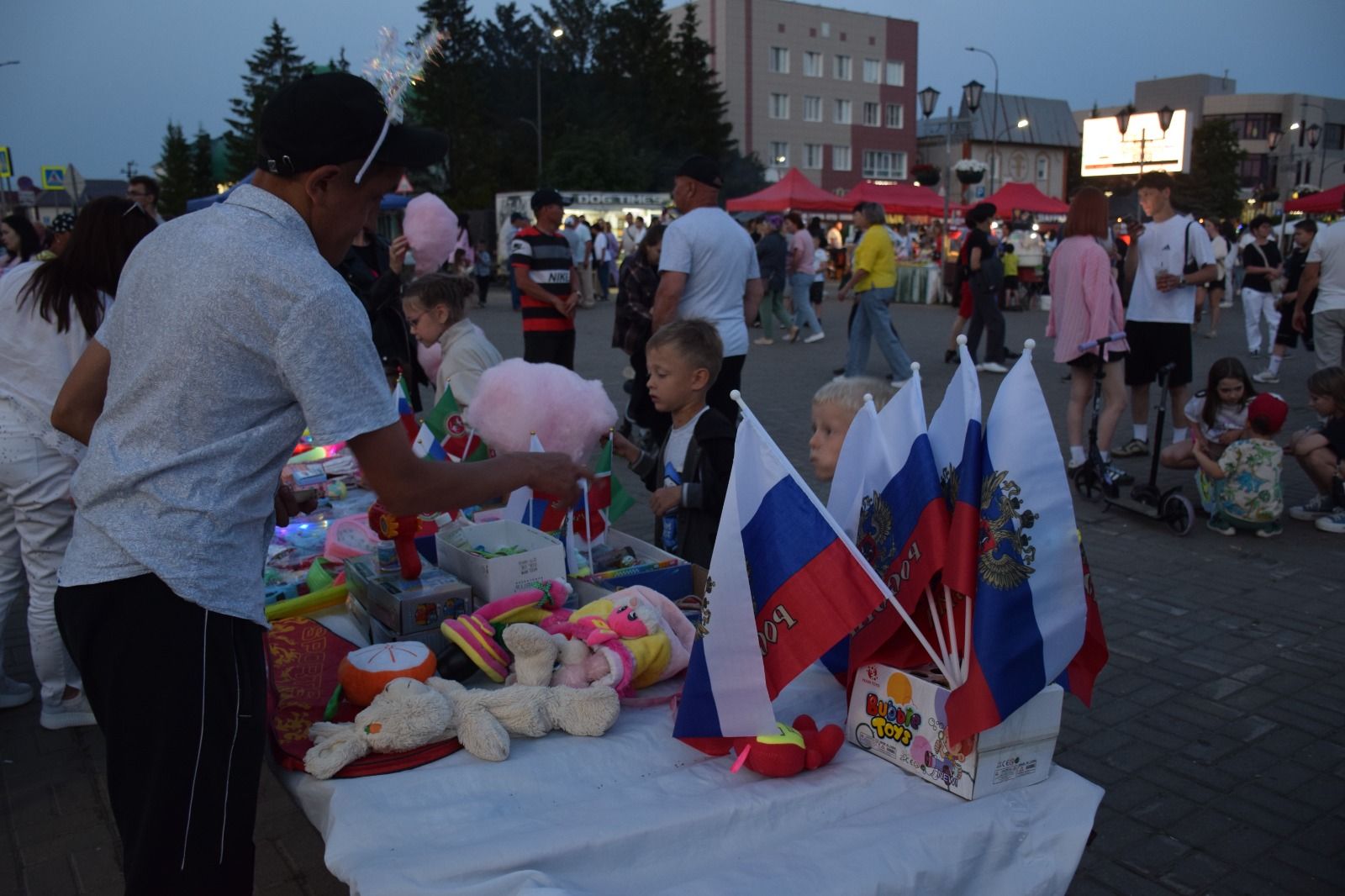 В Нурлате Фирдус Тямаев дал большой благотворительный концерт (+фоторепортаж)