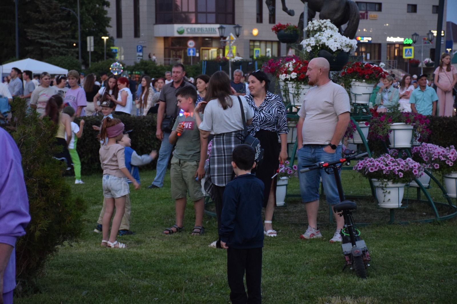 В Нурлате Фирдус Тямаев дал большой благотворительный концерт (+фоторепортаж)