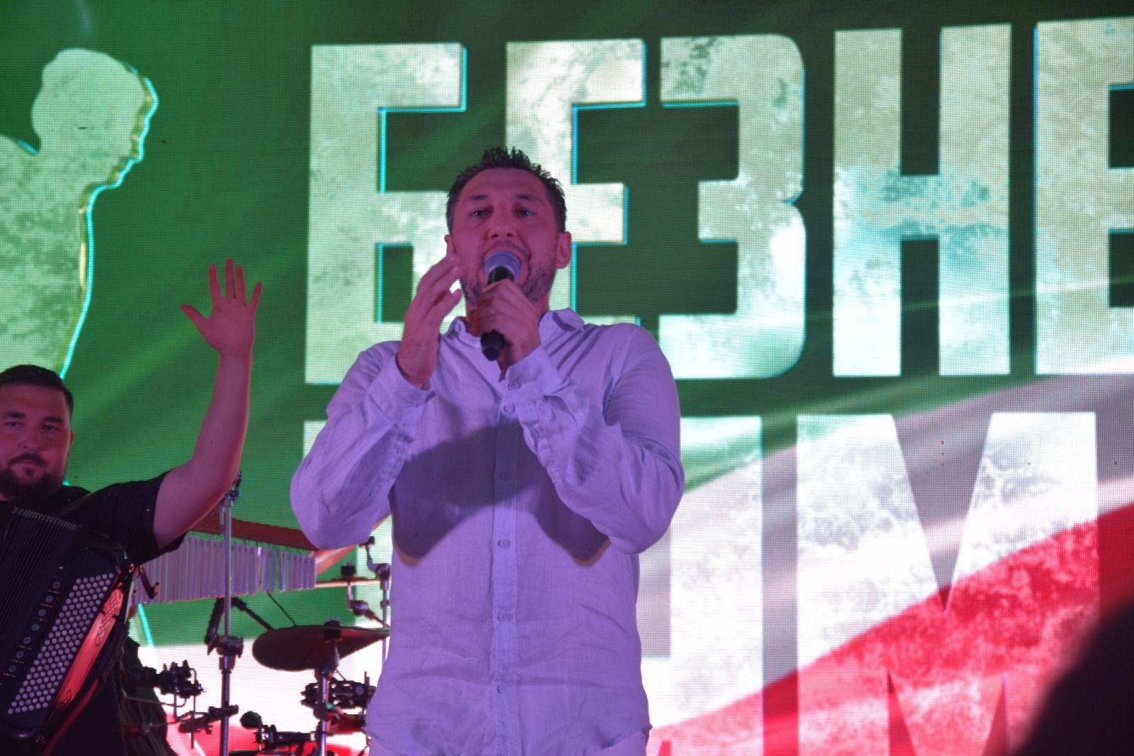 В Нурлате Фирдус Тямаев дал большой благотворительный концерт (+фоторепортаж)