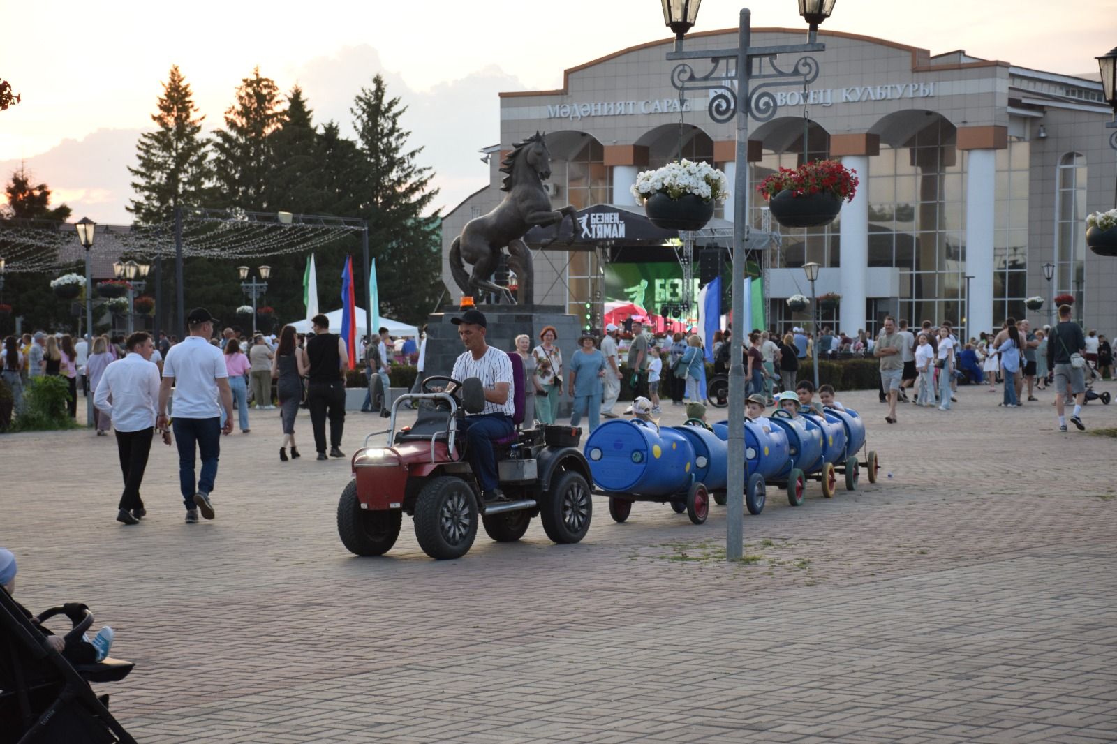 В Нурлате Фирдус Тямаев дал большой благотворительный концерт (+фоторепортаж)