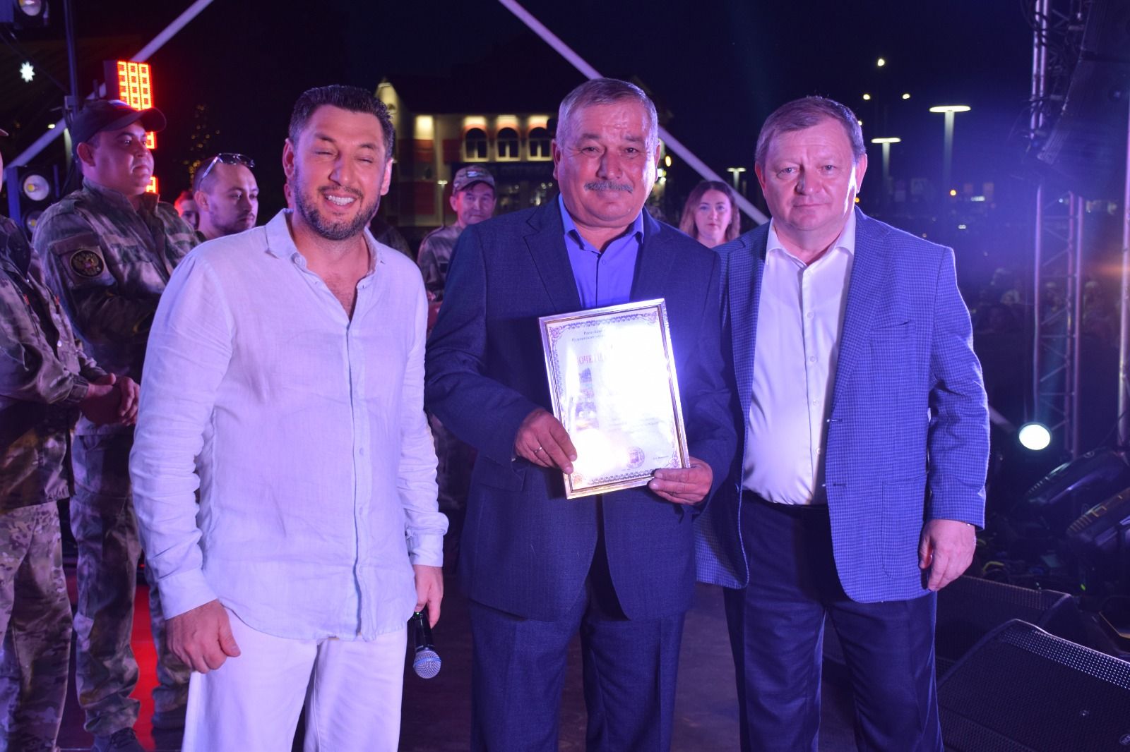 В Нурлате Фирдус Тямаев дал большой благотворительный концерт (+фоторепортаж)