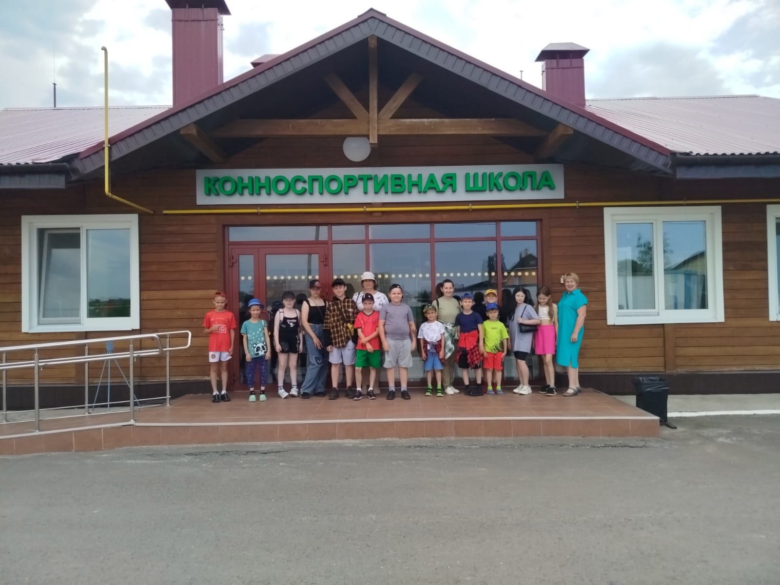 Воспитанники летнего лагеря «Улыбка» Андреевской школы посетили Нурлатский конный завод