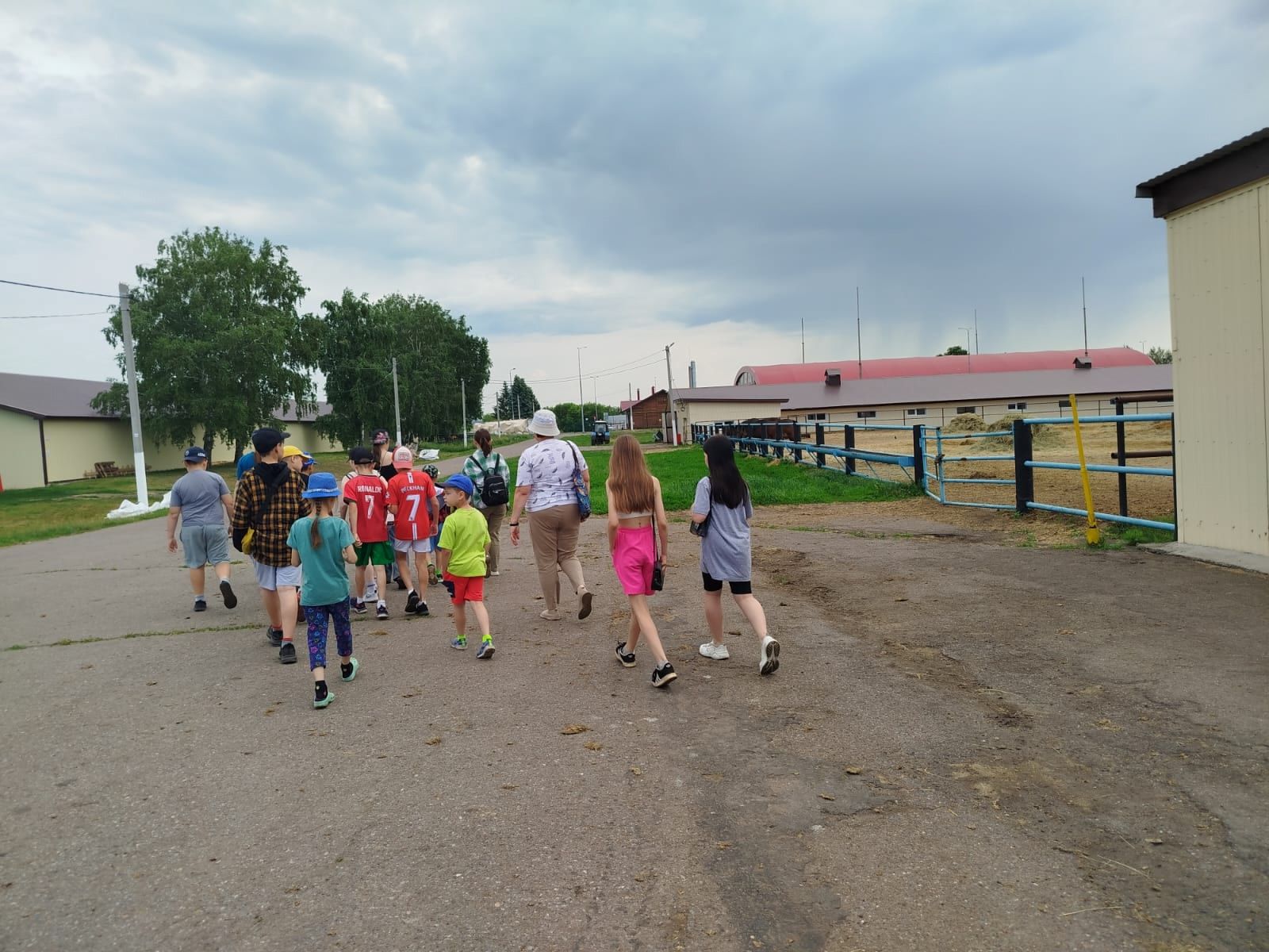 Воспитанники летнего лагеря «Улыбка» Андреевской школы посетили Нурлатский конный завод