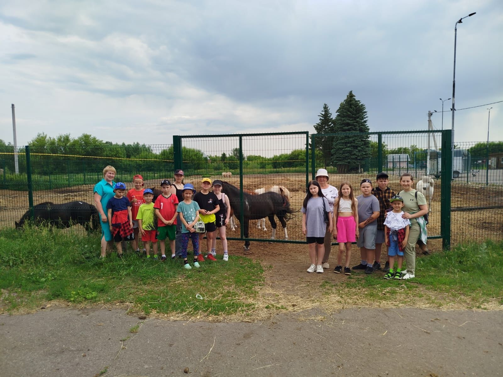 Воспитанники летнего лагеря «Улыбка» Андреевской школы посетили Нурлатский конный завод