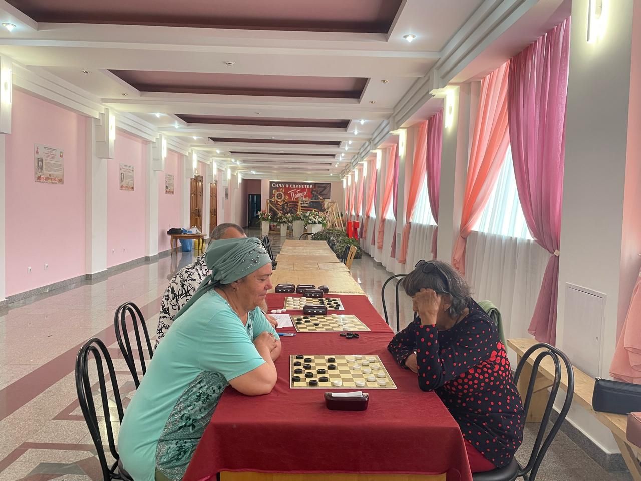В Нурлате прошли турниры по шашкам и шахматам среди женщин