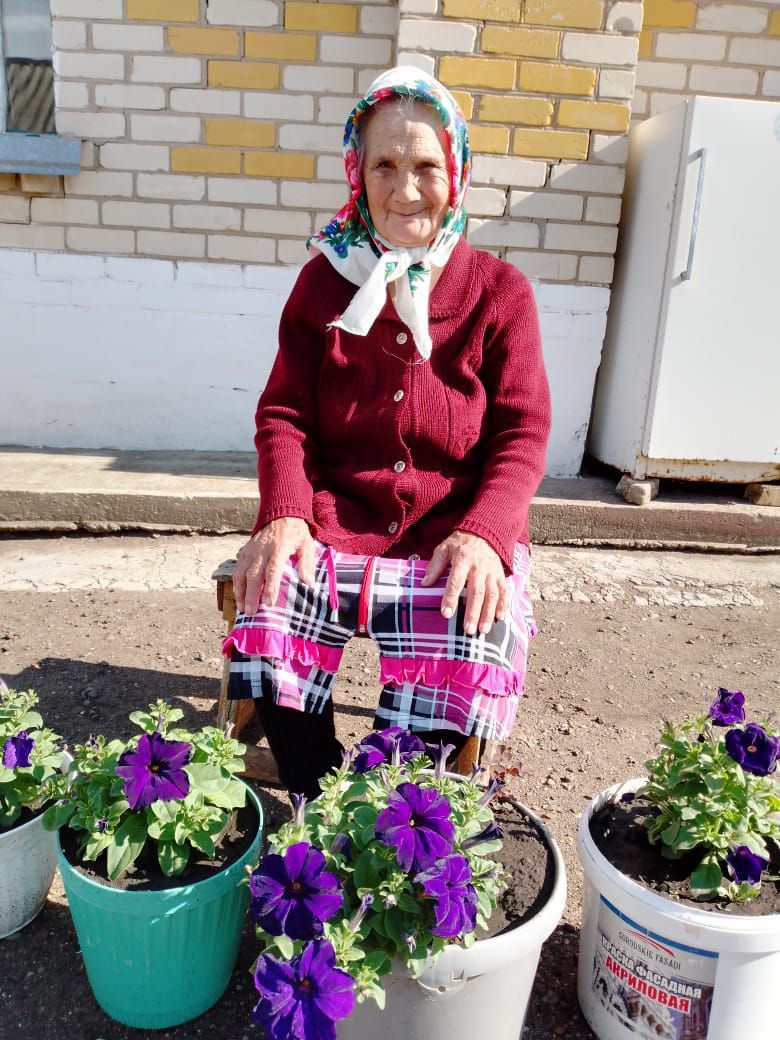 «Гарденотерапия» в Нурлате: цветочное настроение для пожилых и инвалидов