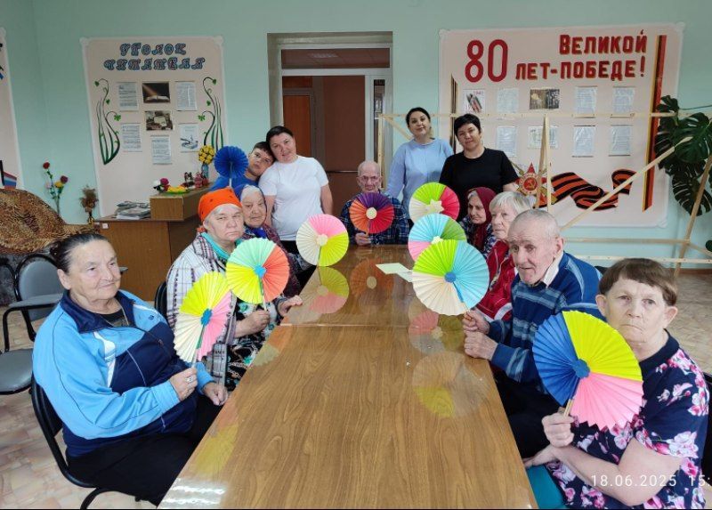 Творчество и прохлада: в Нурлатском доме-интернате прошел мастер-класс по созданию вееров