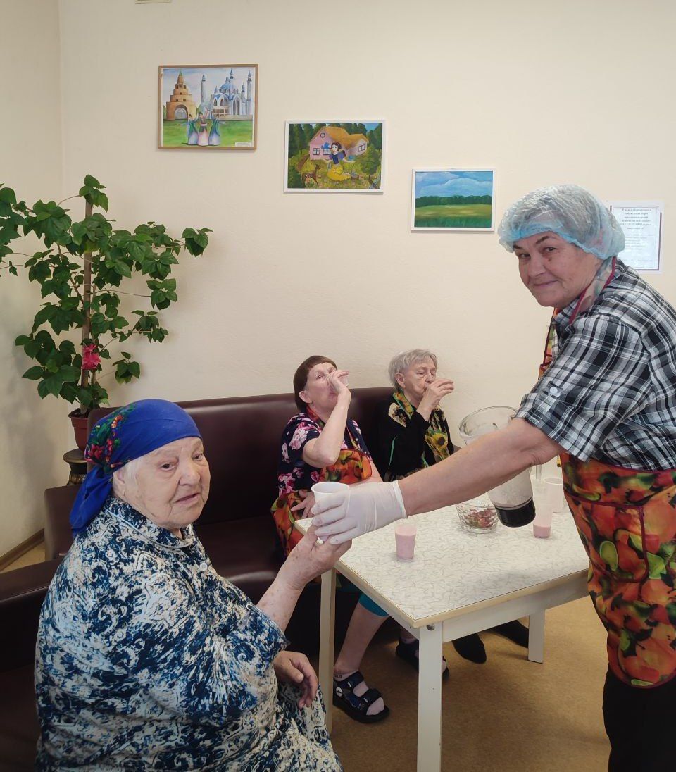 Летняя радость в стакане: в Нурлатском доме-интернате прошел кулинарный мастер-класс