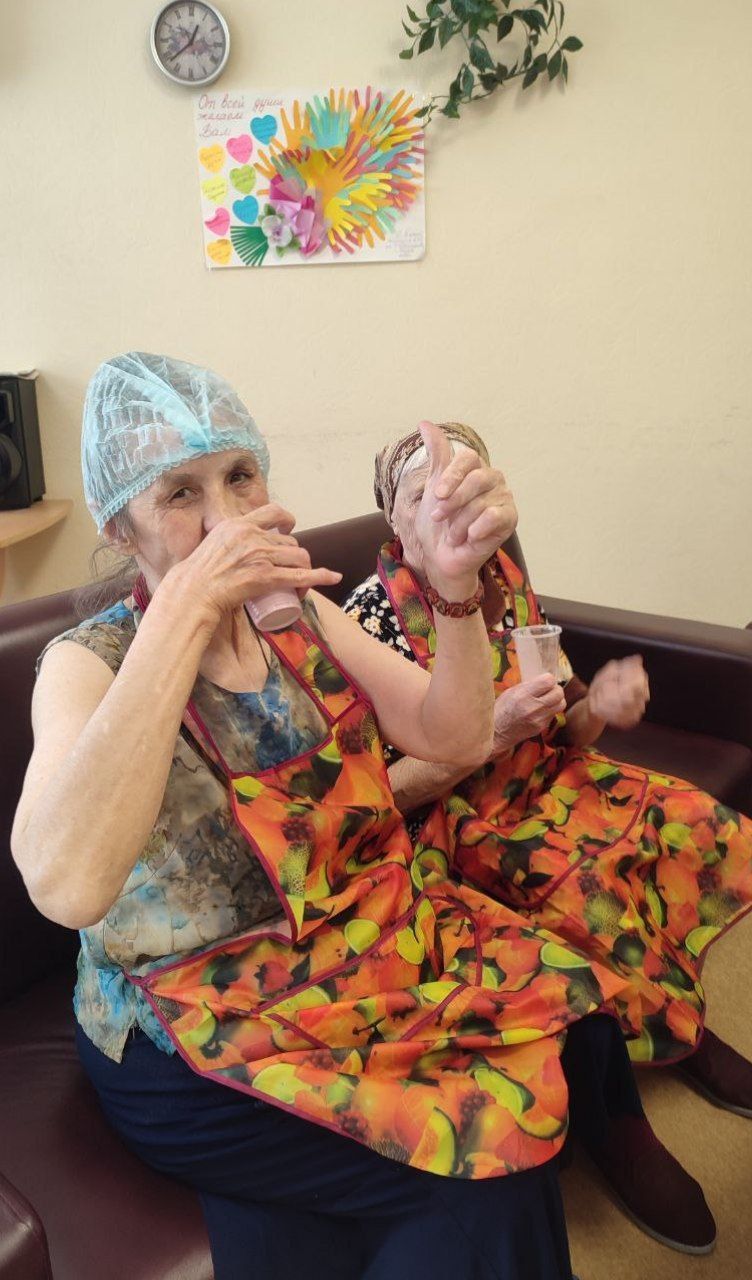 Летняя радость в стакане: в Нурлатском доме-интернате прошел кулинарный мастер-класс