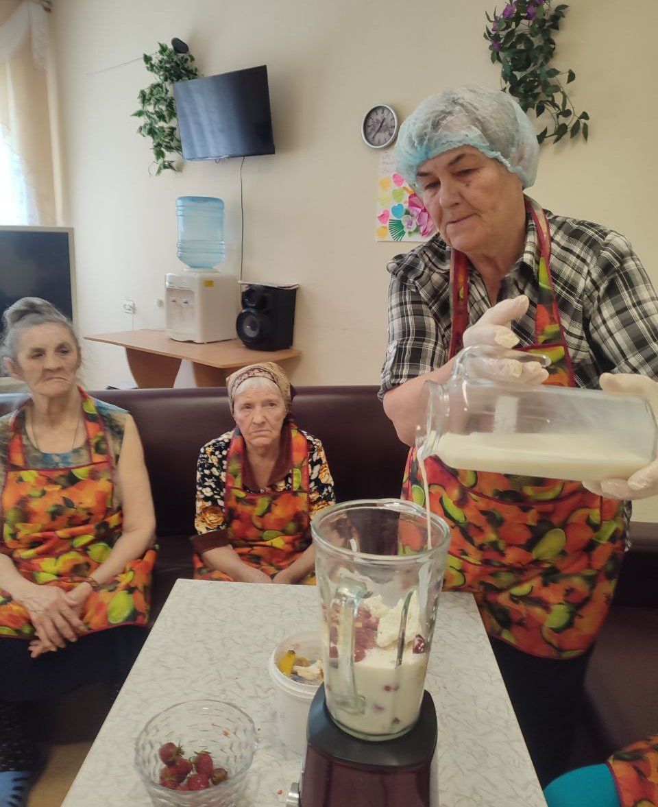 Летняя радость в стакане: в Нурлатском доме-интернате прошел кулинарный мастер-класс