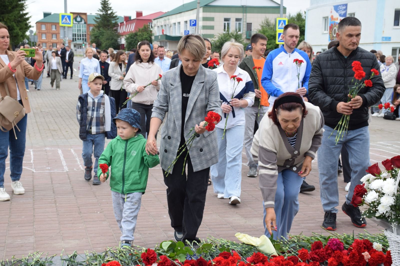 В День памяти и скорби в Нурлате прошел траурный митинг (+ фоторепортаж)