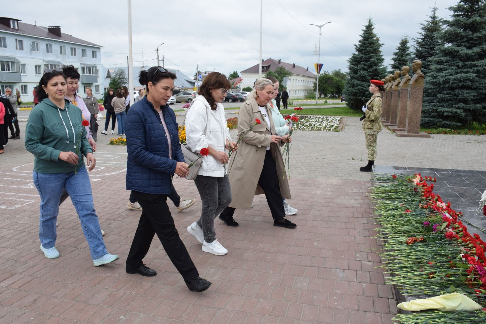 В День памяти и скорби в Нурлате прошел траурный митинг (+ фоторепортаж)