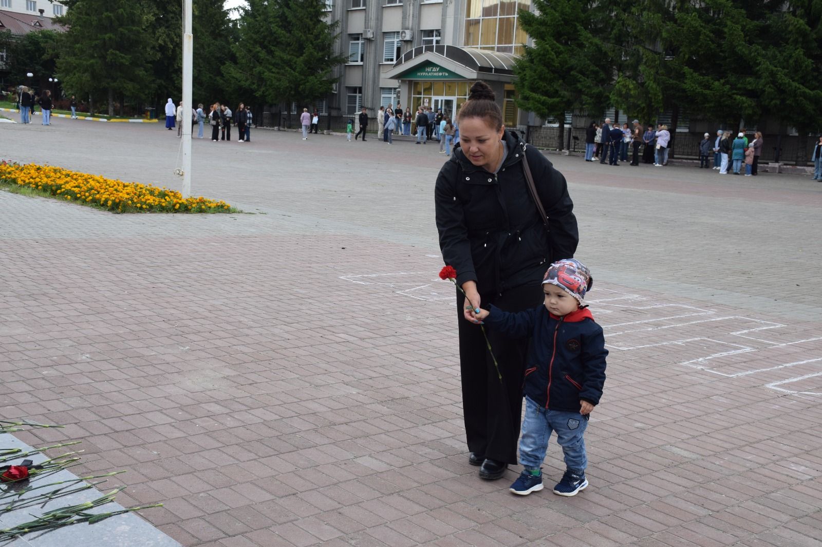 В День памяти и скорби в Нурлате прошел траурный митинг (+ фоторепортаж)