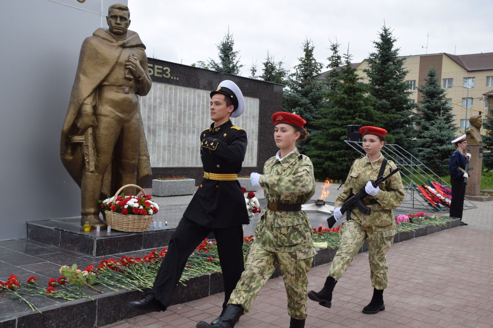 В День памяти и скорби в Нурлате прошел траурный митинг (+ фоторепортаж)