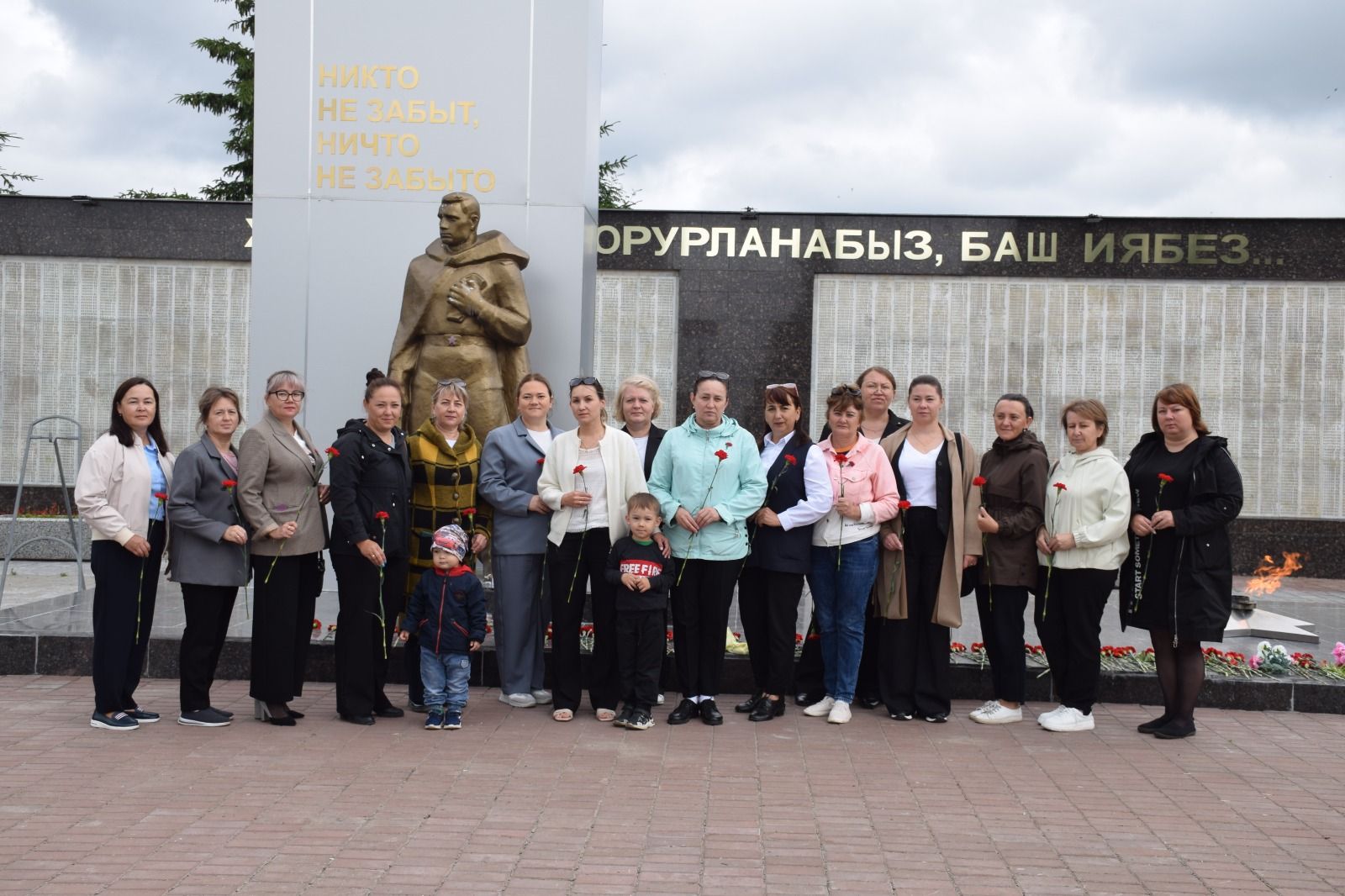 В День памяти и скорби в Нурлате прошел траурный митинг (+ фоторепортаж)