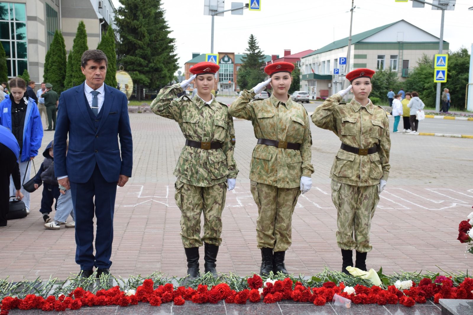В День памяти и скорби в Нурлате прошел траурный митинг (+ фоторепортаж)