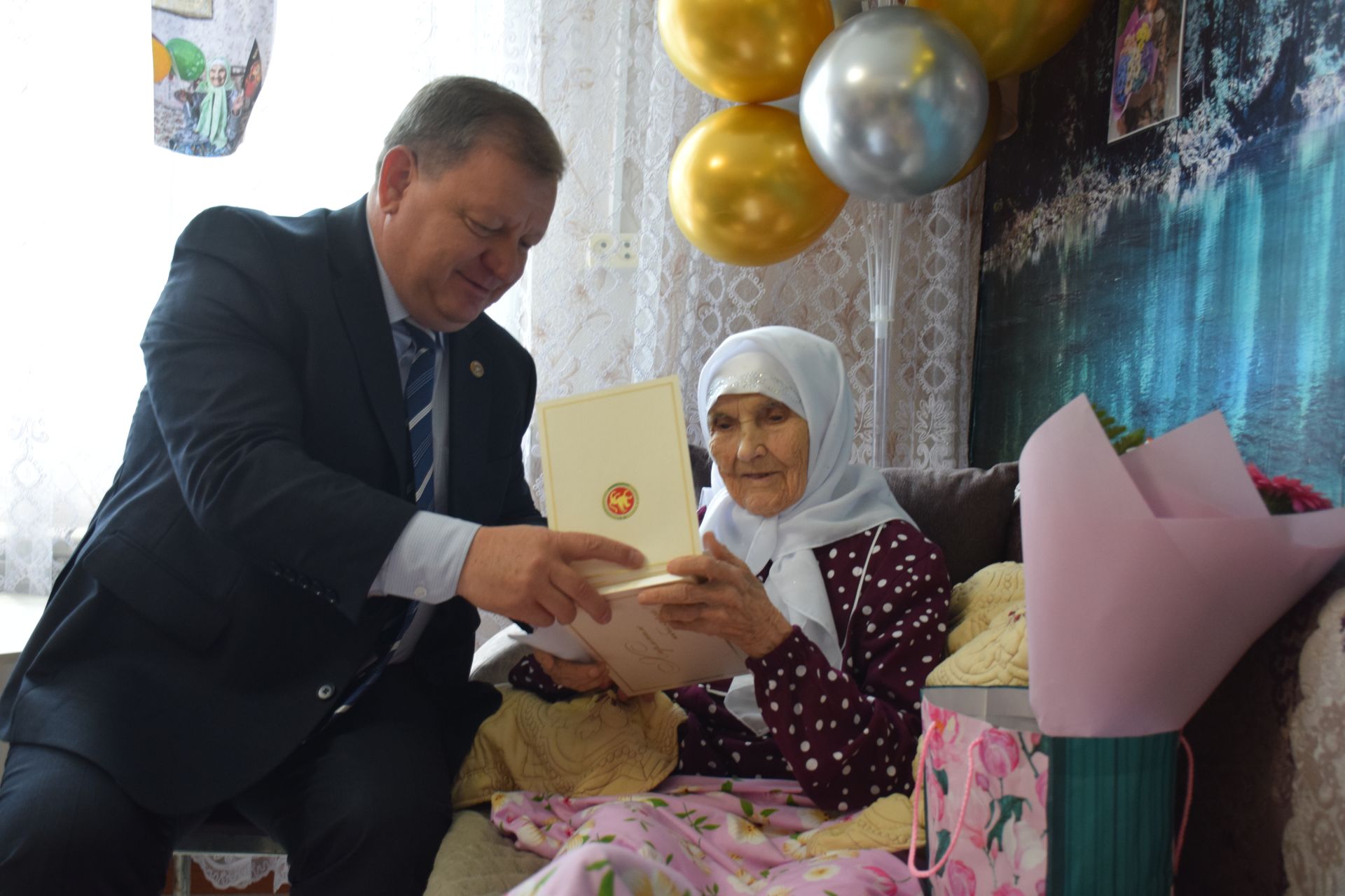Уважаемая учительница из села Новое Иглайкино Файзя Валиахметовна Губайдуллина отмечает столетний юбилей