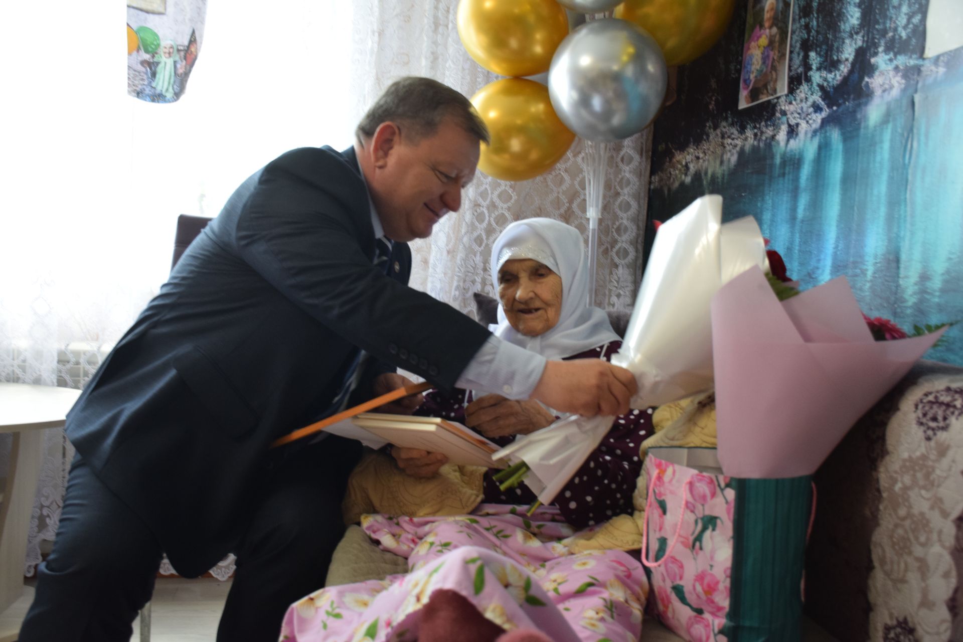 Уважаемая учительница из села Новое Иглайкино Файзя Валиахметовна Губайдуллина отмечает столетний юбилей