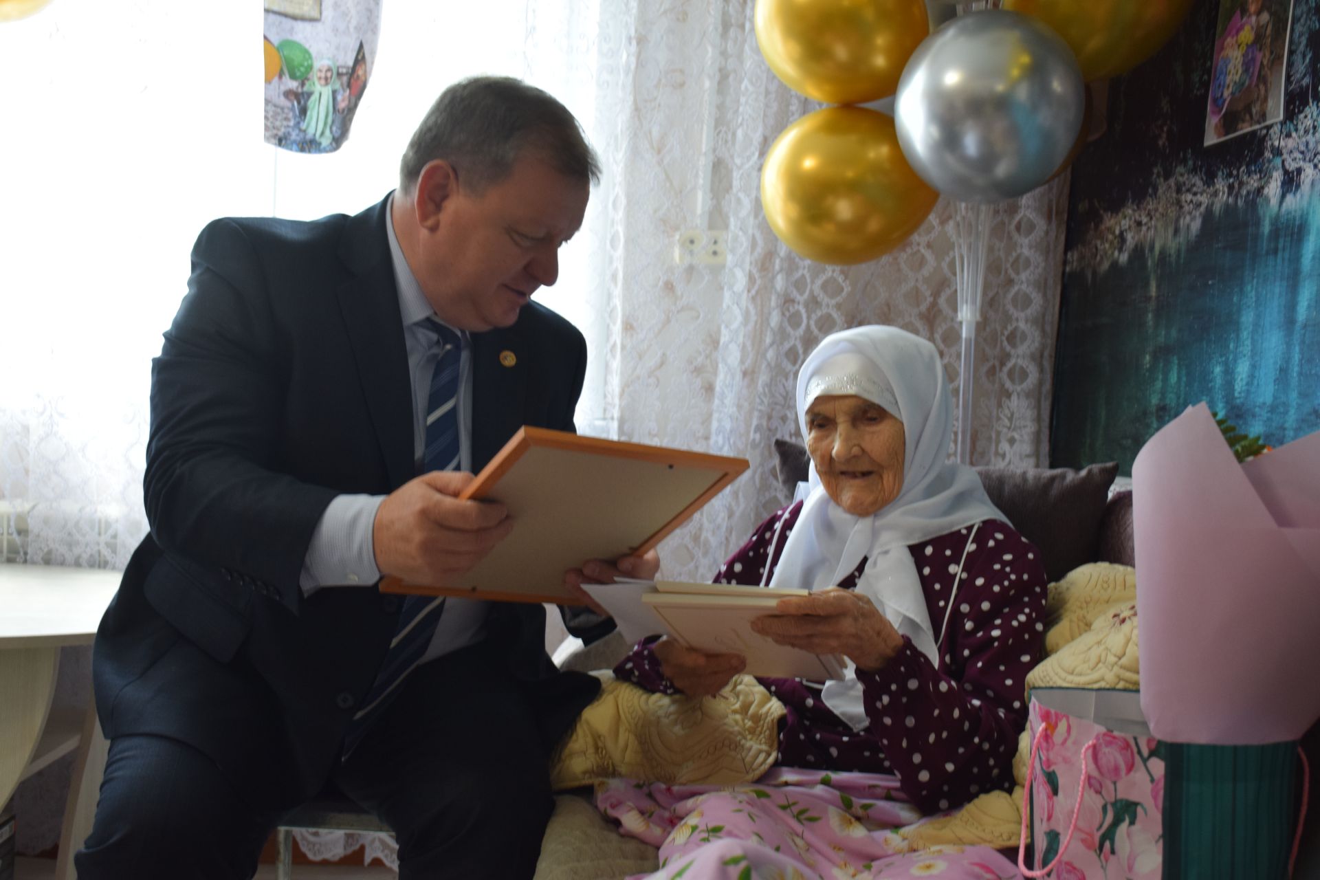 Уважаемая учительница из села Новое Иглайкино Файзя Валиахметовна Губайдуллина отмечает столетний юбилей