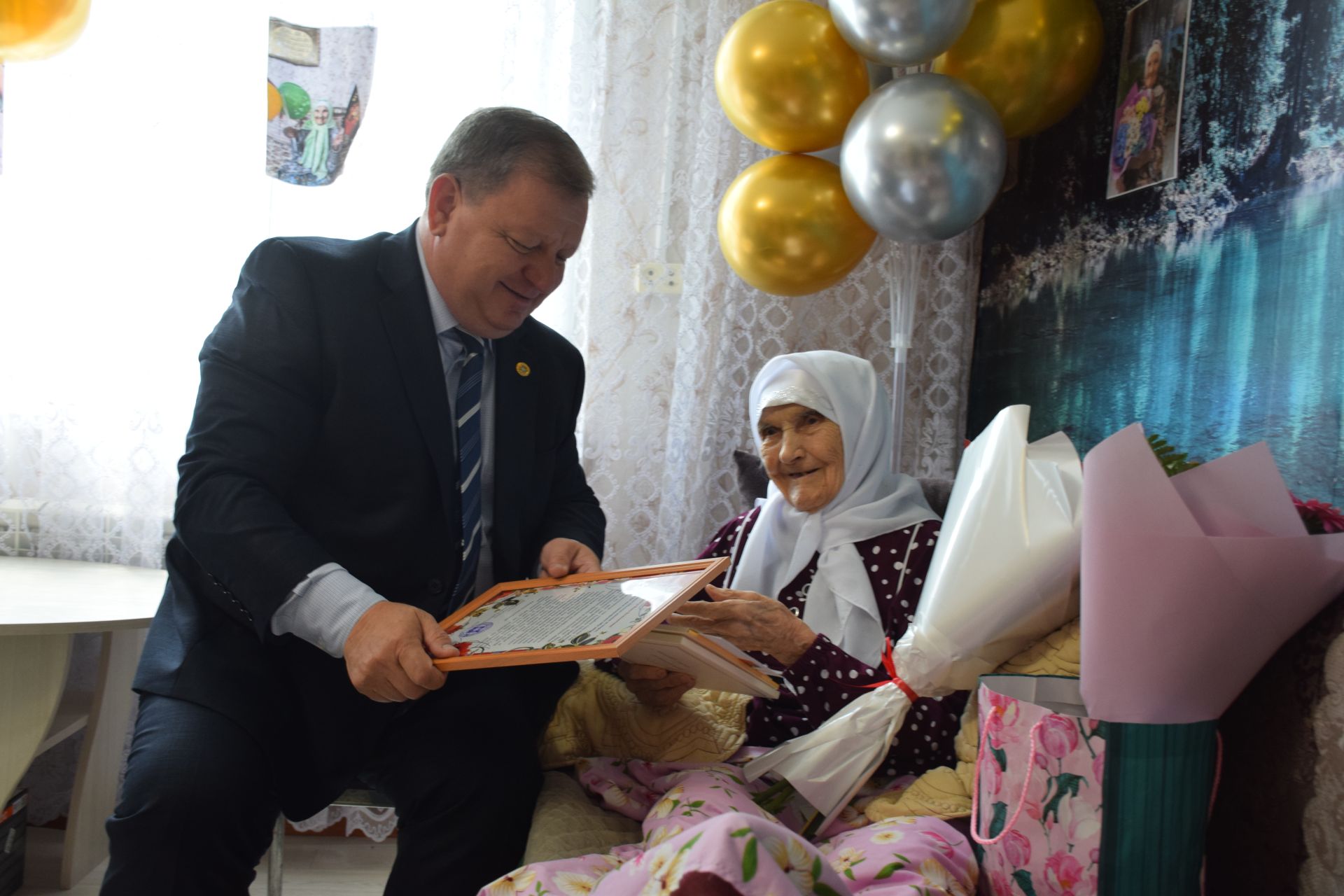Уважаемая учительница из села Новое Иглайкино Файзя Валиахметовна Губайдуллина отмечает столетний юбилей