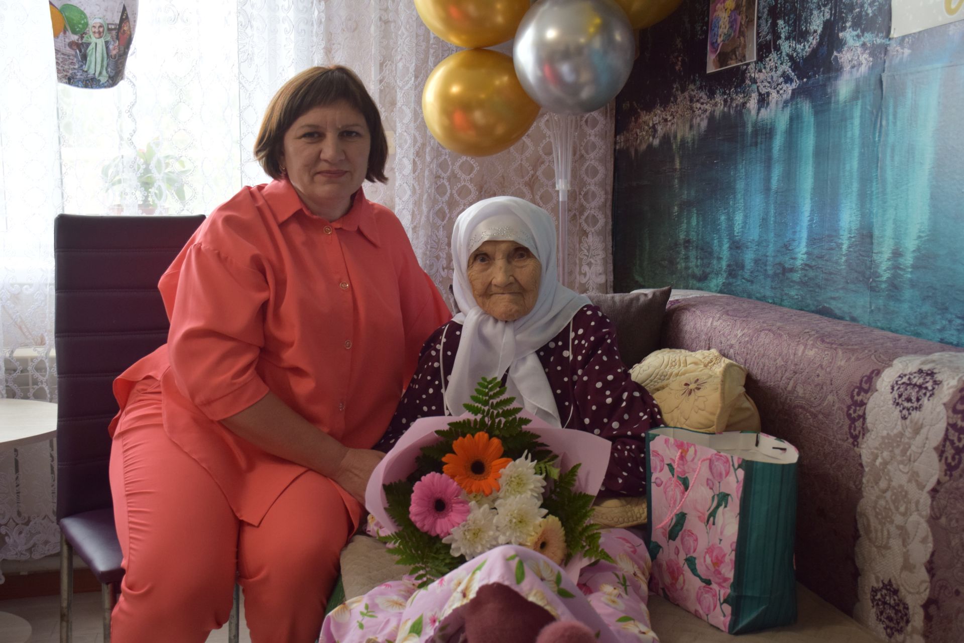 Уважаемая учительница из села Новое Иглайкино Файзя Валиахметовна Губайдуллина отмечает столетний юбилей