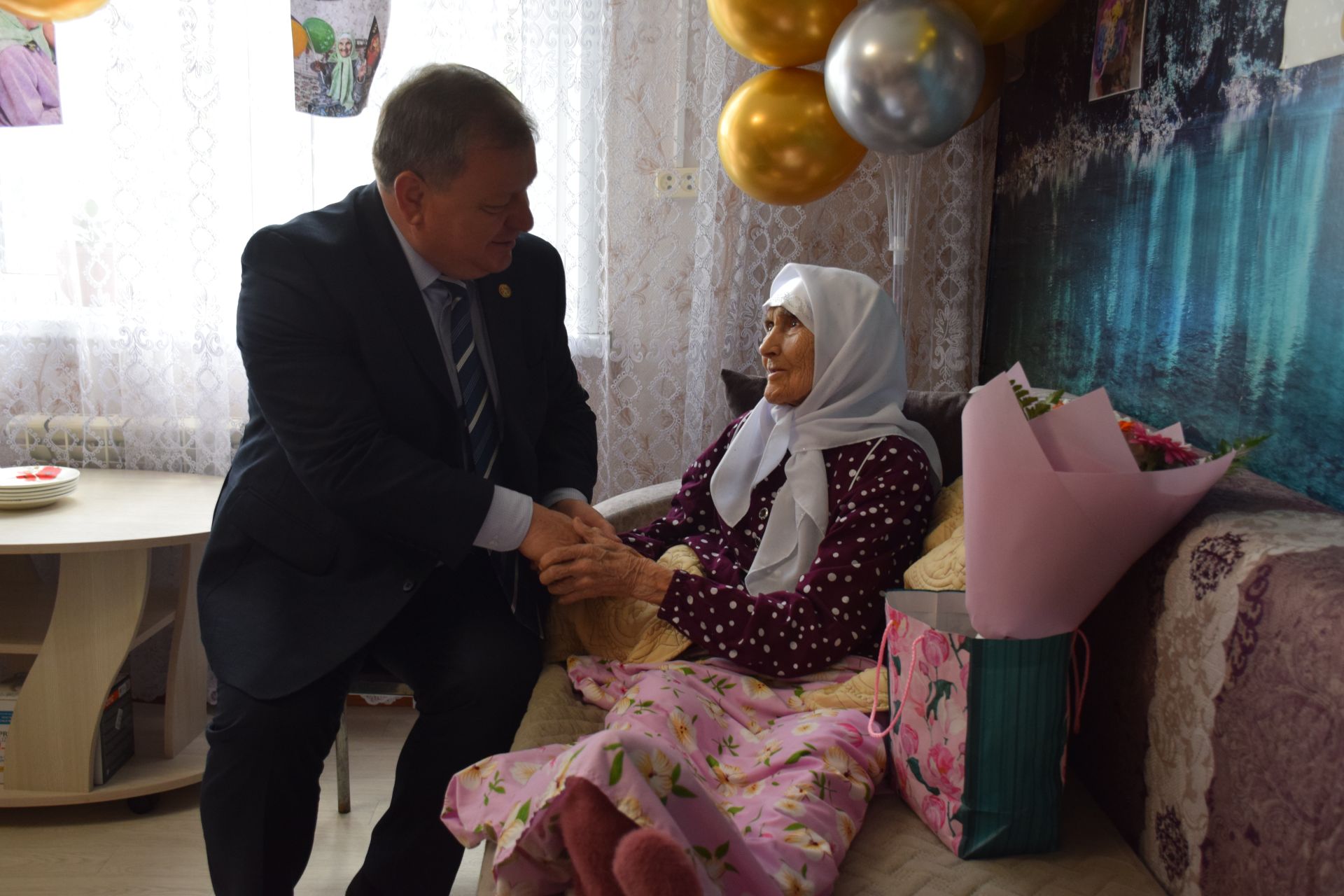 Уважаемая учительница из села Новое Иглайкино Файзя Валиахметовна Губайдуллина отмечает столетний юбилей