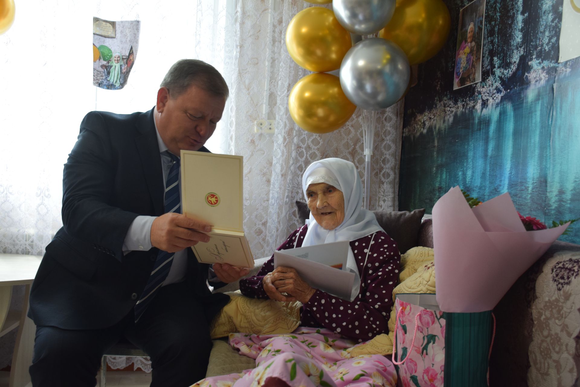 Уважаемая учительница из села Новое Иглайкино Файзя Валиахметовна Губайдуллина отмечает столетний юбилей